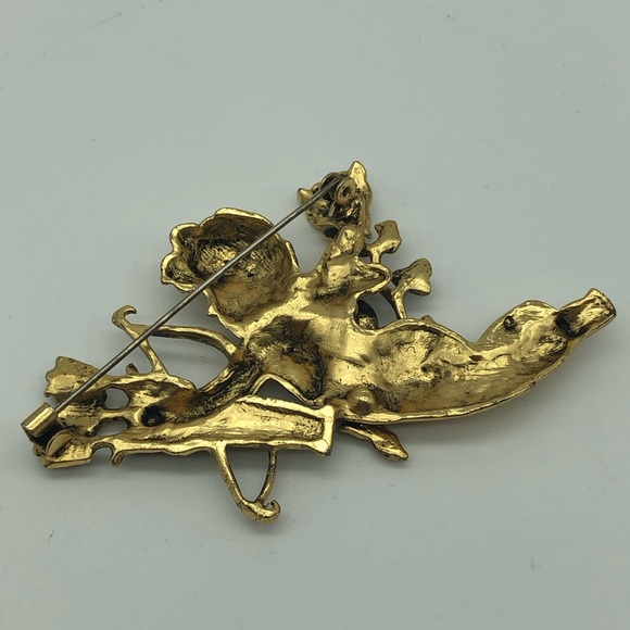 Kirks Folly in an Antique Gold Tone with C-Clasp. - Picture 3 of 3